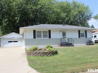 903 16th St, Rapids City, IL 61278