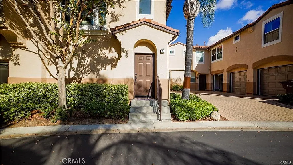 2 bed, 2.0 bath, 961 sqft, $2,350 — Photo 1