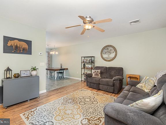 4th image of 225 Autumn Woods Ct