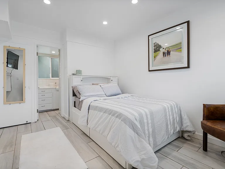 570 Park Ave — Photo 14