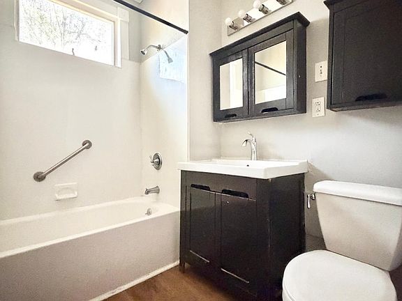 4th image of 1226 Whalley Ave #2F