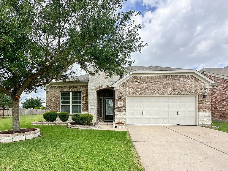25322 Alverstone Dr — Photo 2