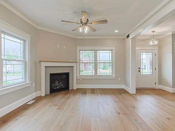 5th image of 637 Lincolnway E