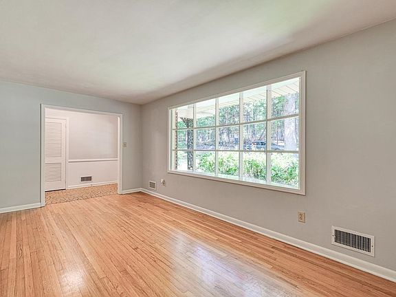 5th image of 100 Sweetbriar Ct
