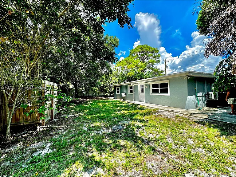 1279 NE 40th Pl #3 — Photo 9