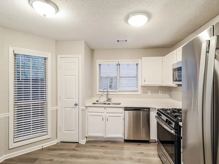 839 Ashley Ln — Photo 6