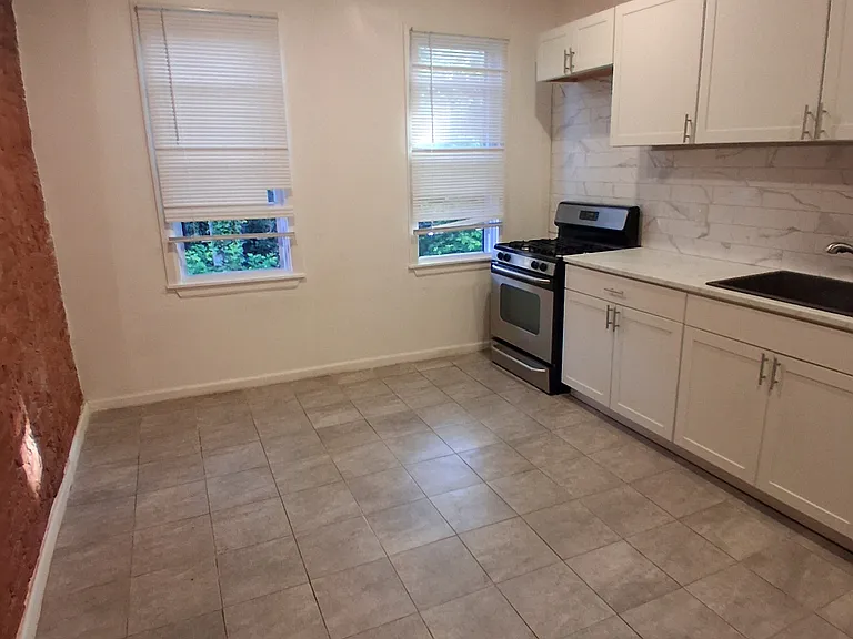 1353 W Jerome St #2 — Photo 4