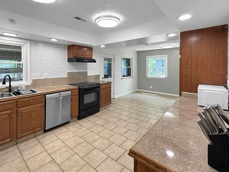 205 S Bryan Ave — Photo 5