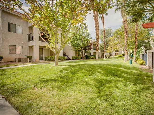 Villa Monterey Apartments — Photo 3