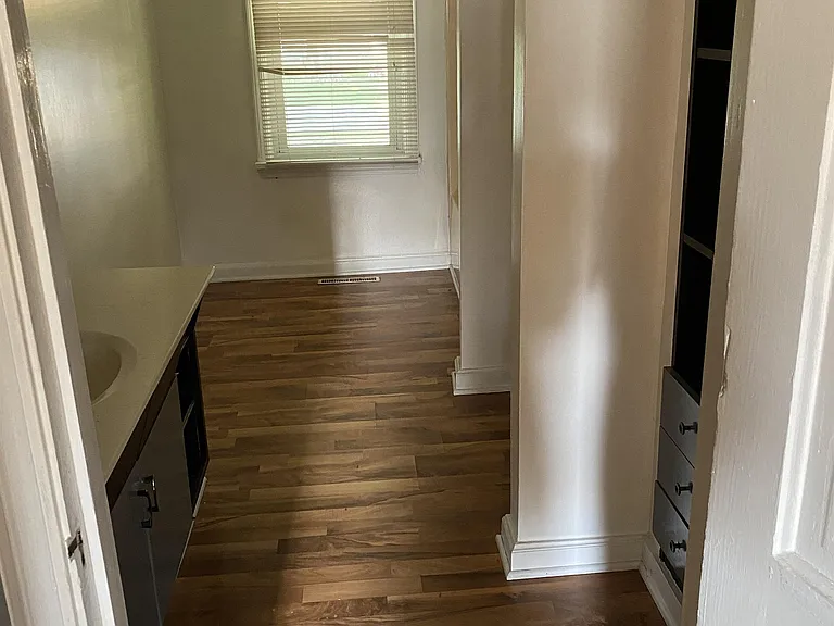 215 E Oak St — Photo 6