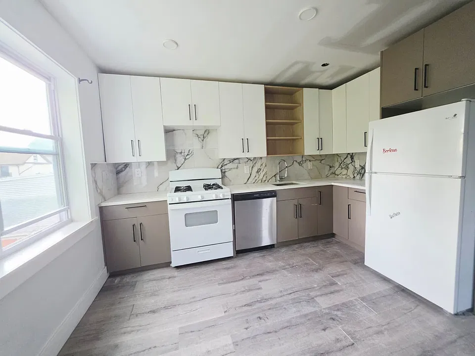 28 E 47th St #2F