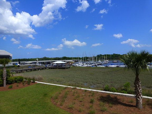 3rd image of 20 Waterfront Dr APT 323