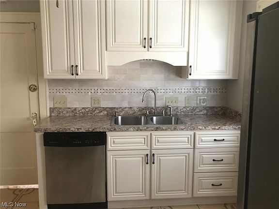 3rd image of 2192-2194 Wyandotte Ave