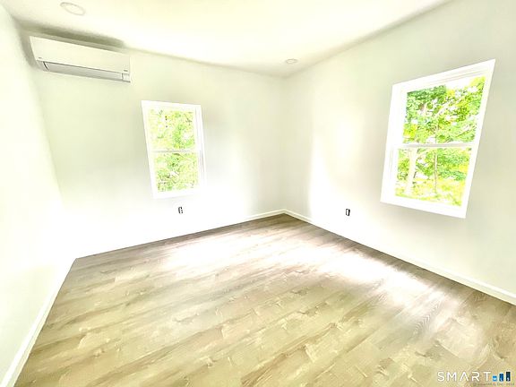 5th image of 32 Lester St Unit 2