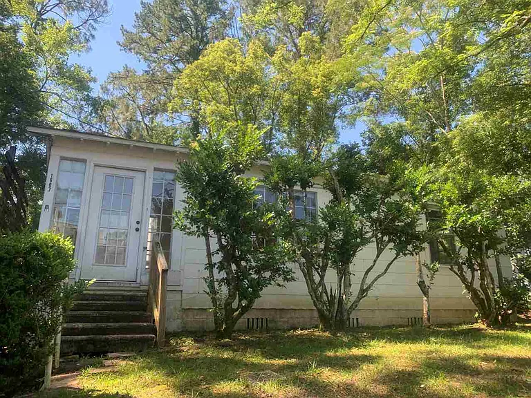 1607 Jackson Bluff Rd — Photo 1