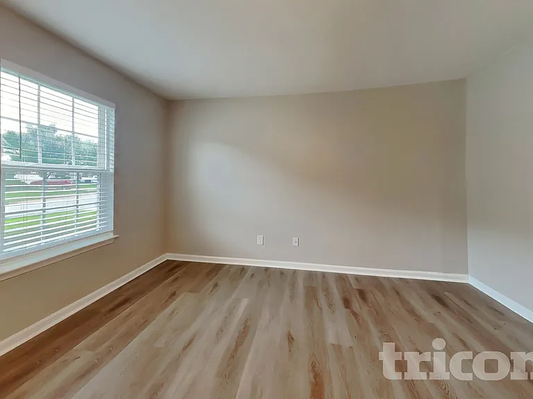 427 Randolph Dr — Photo 2