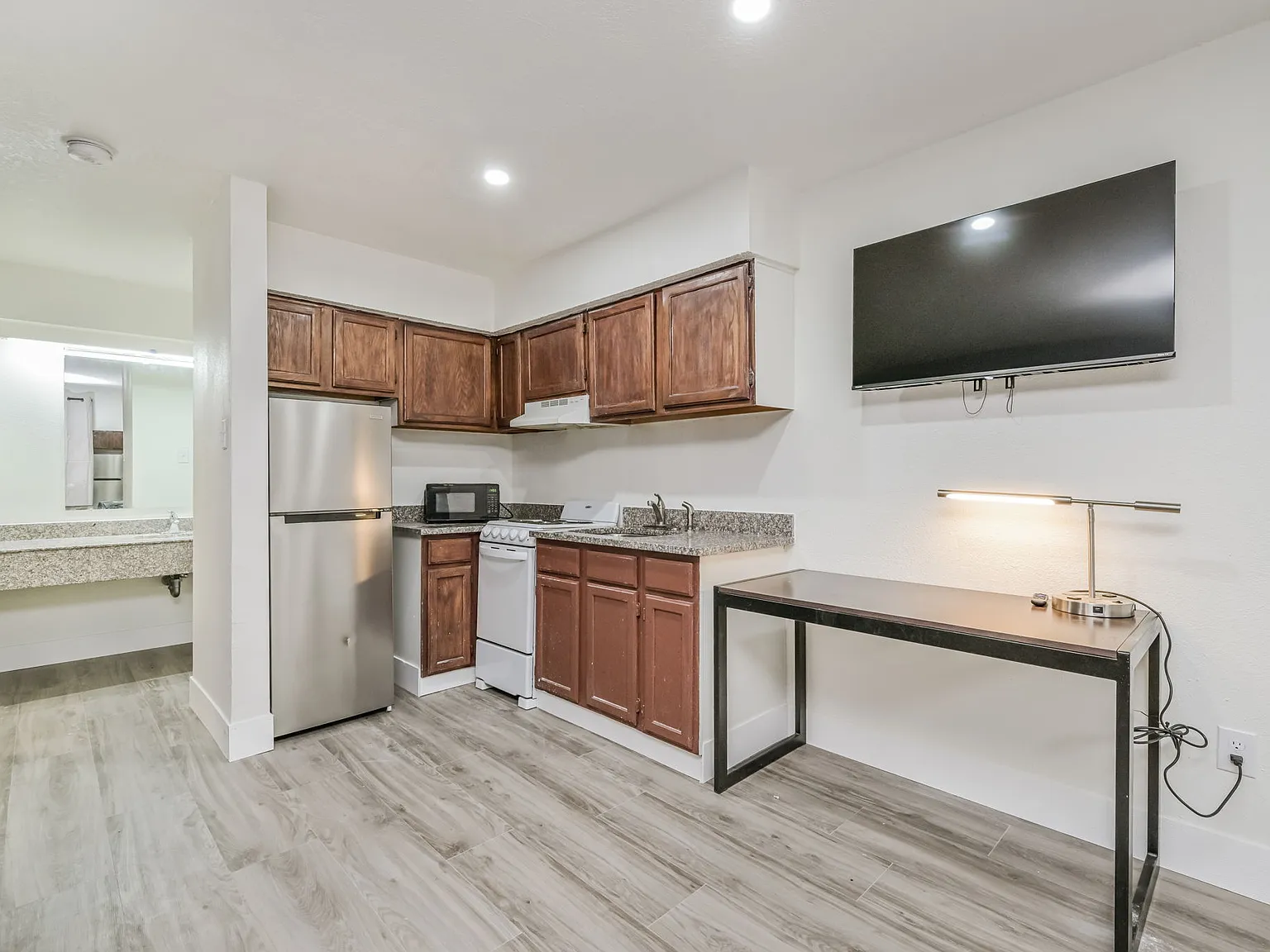 Studio, $899 — Photo 2