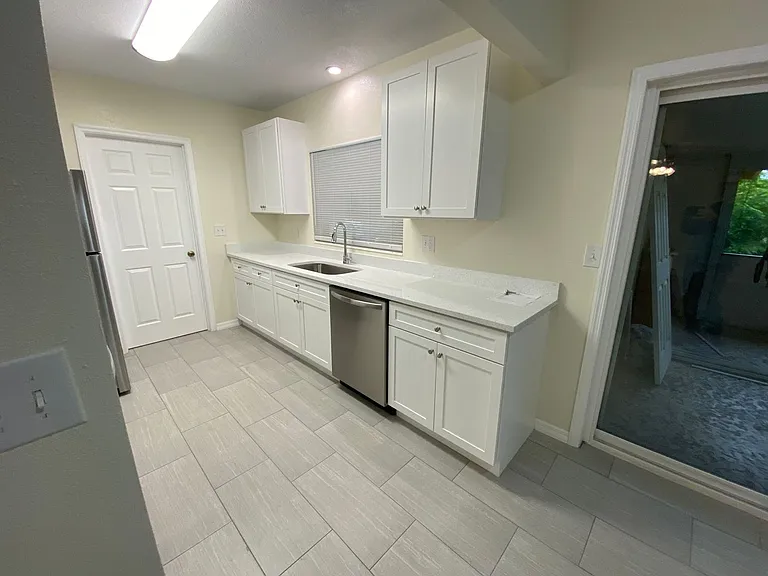 640 Poinsettia Dr — Photo 1