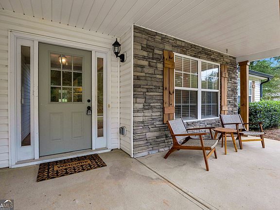 3rd image of 160 Laurel Ln