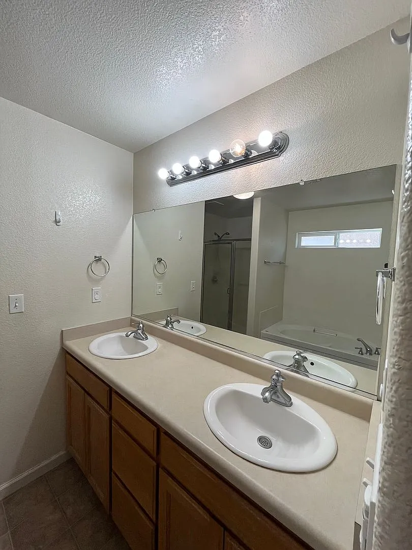 3-Bedroom, 2-Bathroom Home for Rent Close to Parks Spacious Living — Photo 3