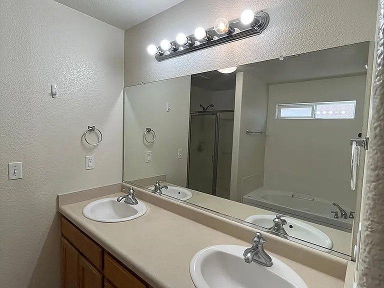 550 Castlerock Ave — Photo 3