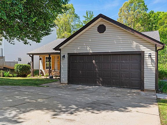 2nd image of 8 Falcon Ridge Way