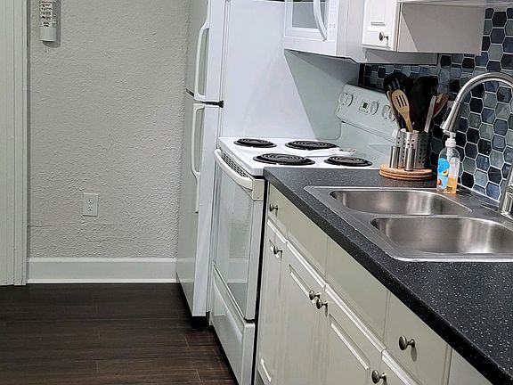 3rd image of 407 S Melville Ave #2
