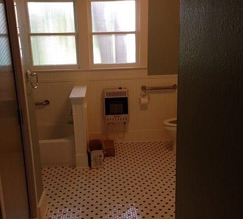 3rd image of 205 N Avenue F