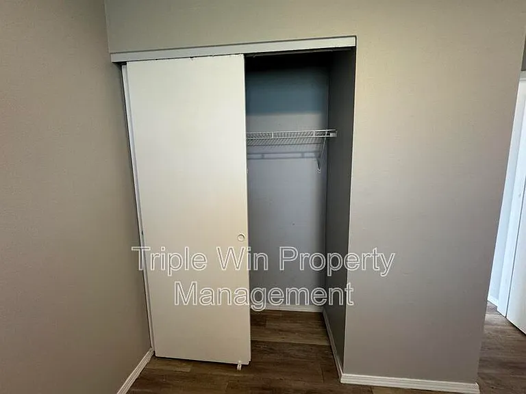 513 Coachway Ln — Photo 30