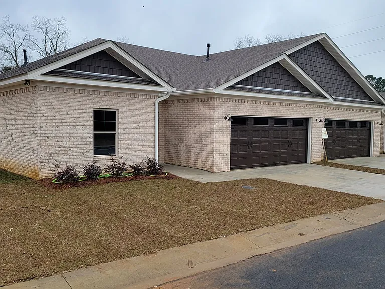 109 Jennie Dr — Photo 2