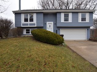 606 Kensington Dr, McHenry, IL 60050