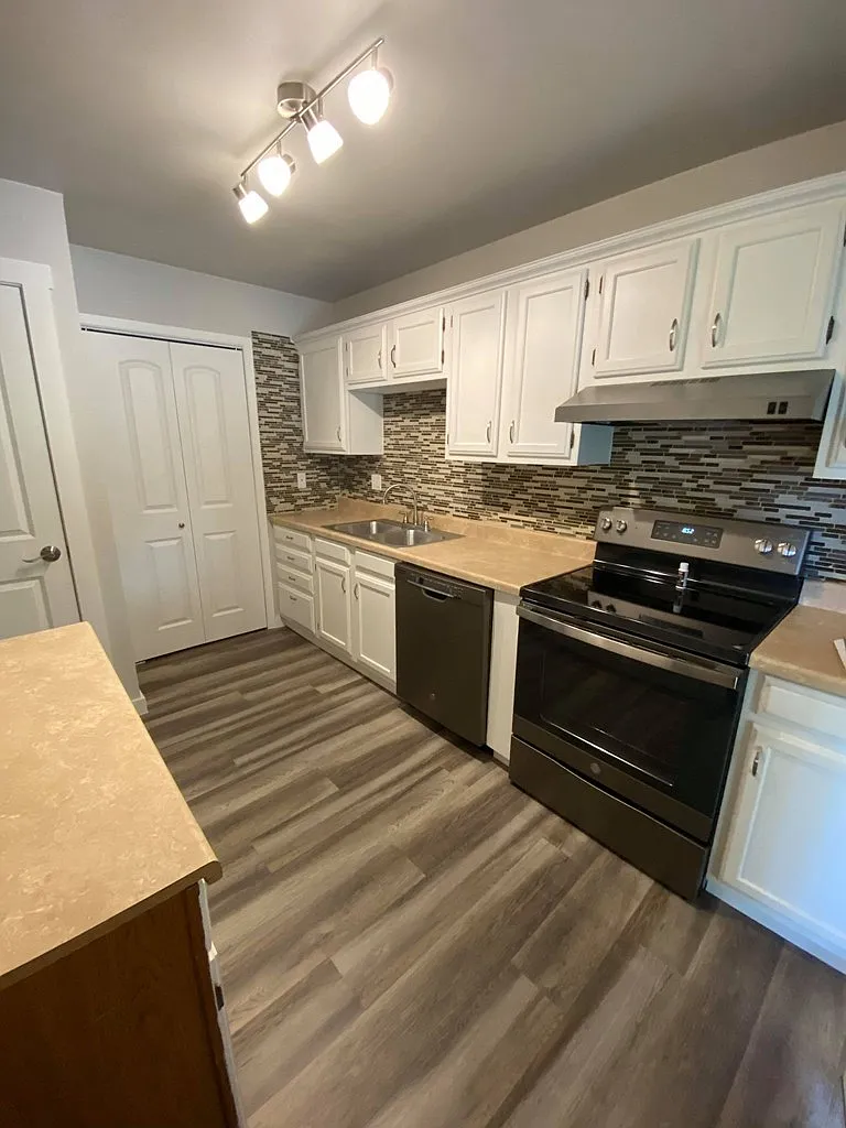 2 bed, 1.0 bath, 847 sqft, $1,350 — Photo 4