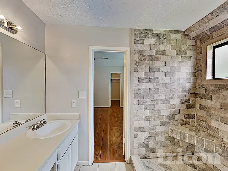 1050 Maclesby Ln — Photo 12
