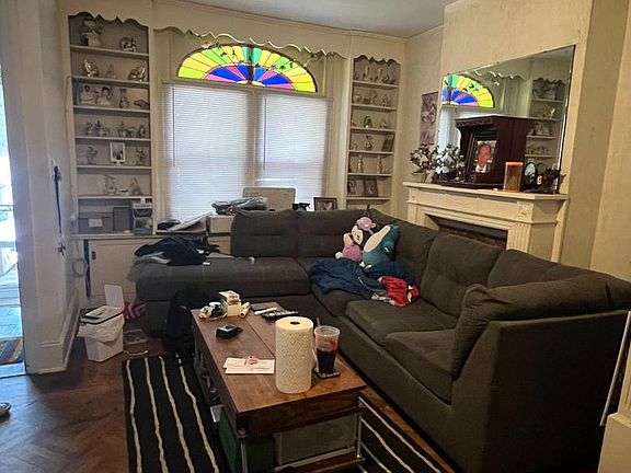 3rd image of 143 W Clarkson Ave
