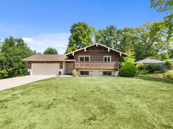 14614 W Woodland DRIVE, New Berlin, WI 53151