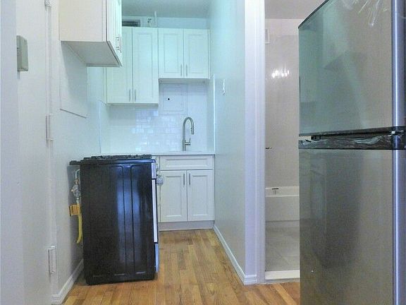 4th image of 20 W 70th St APT 5