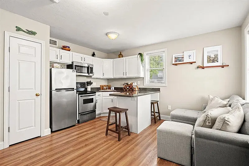 1 bed, 1.0 bath, 498 sqft, $1,650 — Photo 2