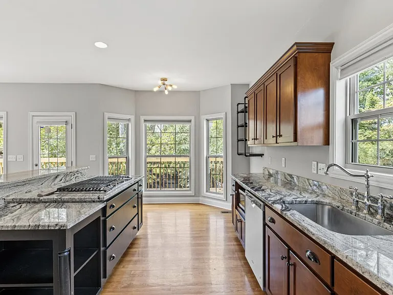 2505 Eastway Dr — Photo 3