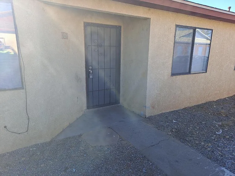 Totally Updated 2 Bedroom Apt. off Cul-de-sac in Rio Rancho — Photo 19