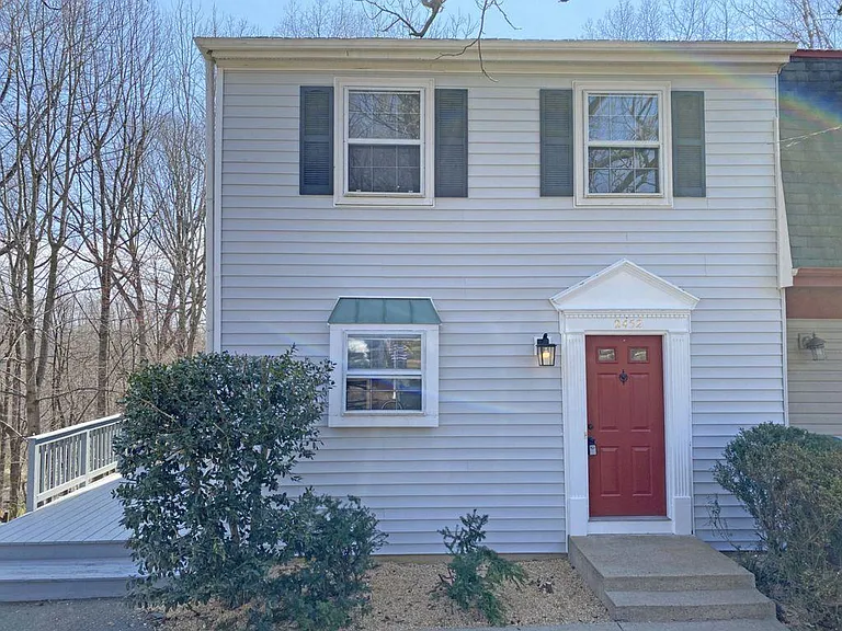2452 Whitney Ct — Photo 1