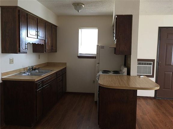 5th image of 802 SE G St