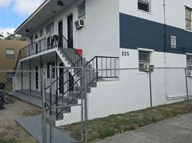 225 NW 17th St, Miami, FL