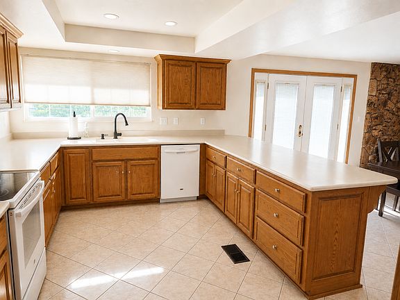 3rd image of 170 Heidi Cir