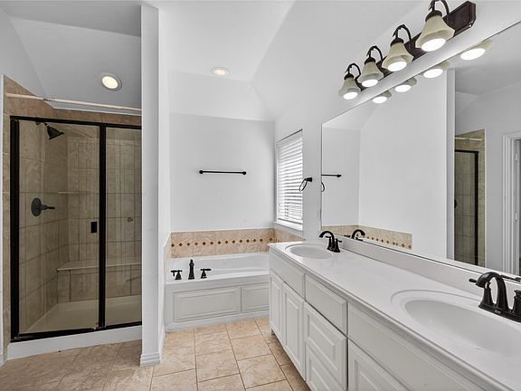 3rd image of 509 Heath Ln
