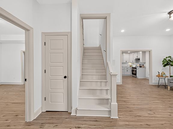 5th image of 102 Cowan St W