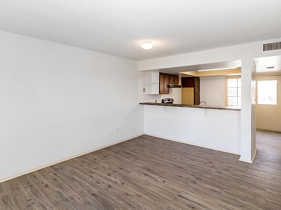 3rd image of 647 W Calle Tuberia