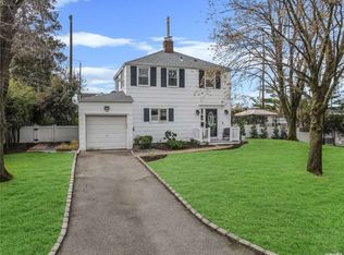 164 Earl St, Westbury, NY 11590