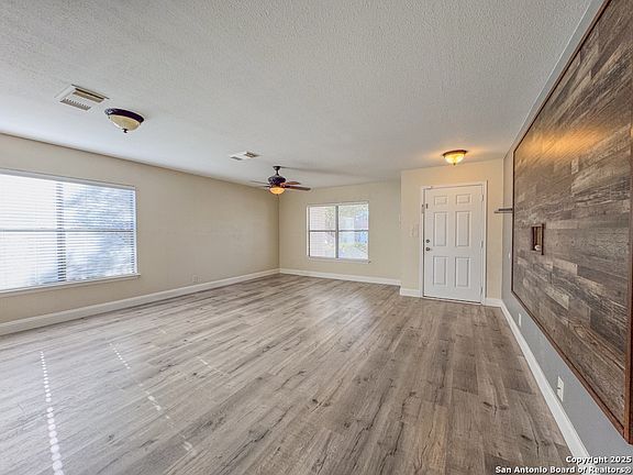 3rd image of 824 Willow Crossing