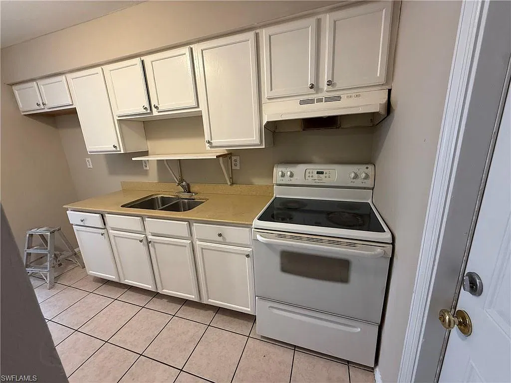 3 bed, 1.0 bath, 1690 sqft, $1,105 — Photo 1