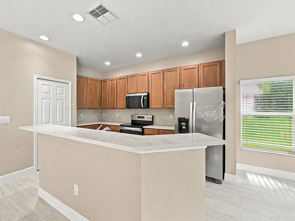 3 bed, 2.0 bath, 2042 sqft, $3,300 — Photo 4